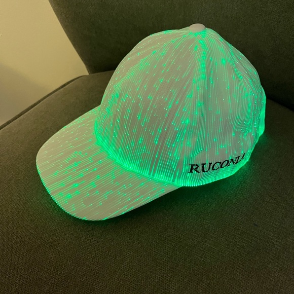 Multicolor changing hat - Picture 2 of 6